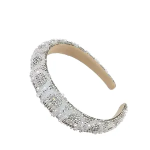Serre-tête baroque rembourré orné de cristaux blancs et strass brillants pour femmes