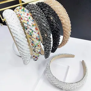 Lot de serre-têtes rembourrés en cristal brillant présentés sur supports dorés