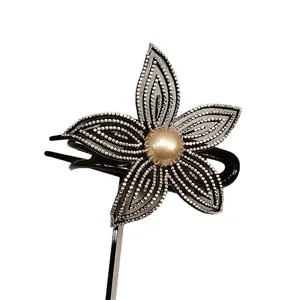 Pinza per capelli a fiore con strass d'argento e perla champagne su fondo bianco