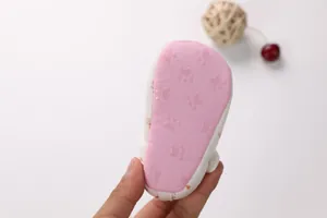 Dettaglio delle suole rosa antiscivolo per neonati con graziose impronte di animali