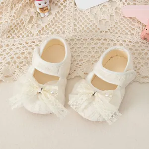 Scarpe primi passi color crema con fiocco in pizzo e perla su suola morbida