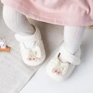 Scarpine neonata Mary Jane in peluche panna con fiocco a pois e ciliegia, suola morbida antiscivolo