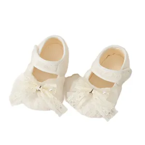 Scarpine da principessa neonata in pizzo bianco crema con fiocco e perla