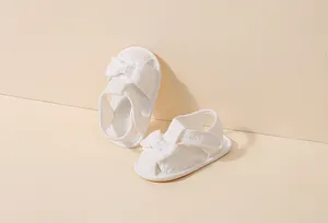 Détails de sandales bébé en coton blanc avec broderie en dentelle et un joli nœud papillon