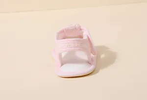 Détails des sandales roses pour bébé avec broderie et fermeture velcro ajustable