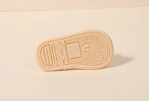Détail de la semelle antidérapante souple pour bébé avec motifs d'escargot et taille 13