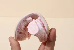 Détail de la semelle souple antidérapante et broderie florale sur chaussures bébé