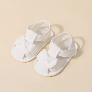 Sandales bébé blanches à semelle souple avec nœud décoratif et maille respirante