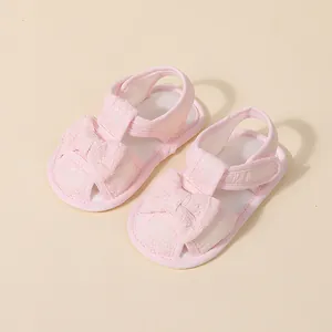 Sandales roses en dentelle pour bébés avec nœud et semelle en caoutchouc souple