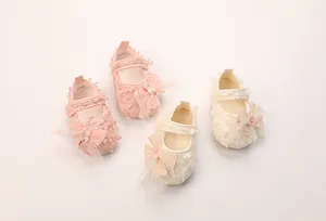 Detailansicht rosa und beige Baby-Lauflernschuhe aus Spitze mit weicher Sohle und Schleife