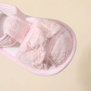 Sandales bébé roses avec broderie dentelle et nœud sur tige en tissu souple