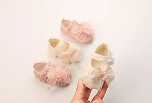 Nahaufnahme von Baby-Prinzessin-Schuhen mit floraler Spitze und weicher Anti-Rutsch-Sohle