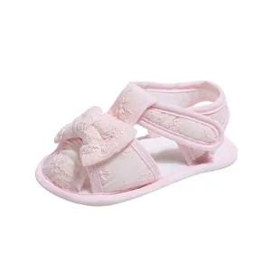 Sandales roses pour bébés avec broderie florale, nœud et semelle souple antidérapante