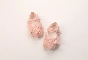 Detailansicht der rosa Babyschuhe mit weicher Sohle, 3D-Blumenmuster und Klettverschluss