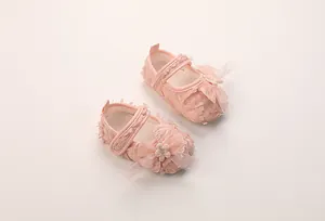 Detailansicht rosa Baby-Prinzessinenschuhe mit Spitze, 3D-Blumen und weicher Schleife