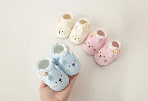 Detailsicht der Baby-Lauflernschuhe mit Tiermotiven und weichen, rutschfesten Baumwollsohlen