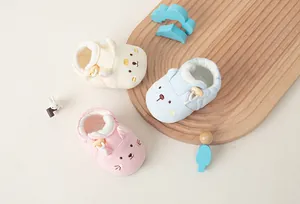 Detail von weichen Baby-Lernlaufschuhen mit Cartoon-Stickerei und Antirutschsohle