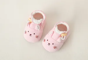 Detail von rosa Baumwoll-Babyschuhen mit Hasenstickerei und verstellbarem Kordelzug