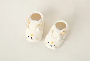 Detail von Baby-Baumwoll-Lernlaufschuhen mit Tiger-Stickerei und weichem Gummibandknopf