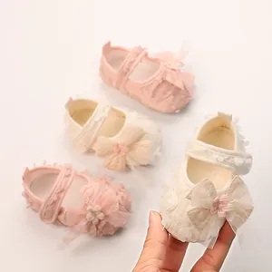 Rosa und beige Baby Prinzessin Schuhe mit Spitzenblumen und Netz Schleifen