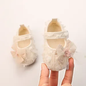 Cremeweiße Baby-Prinzessinenschuhe mit floraler Spitze und rosa Netz-Schleifendekor
