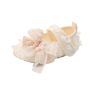 Baby Mädchen Prinzessinnen Schuhe in Creme mit Spitze, 3D-Blumen und weicher Rutschsohle