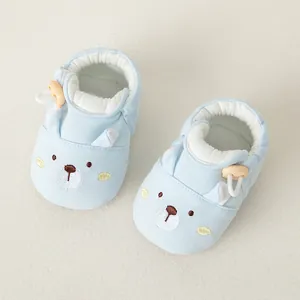 Hellblaue Baby-Baumwollschuhe mit Bären-Stickerei und weicher, rutschfester Sohle