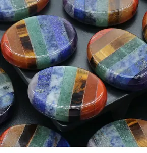 Detailopname van gepolijste veelkleurige ovale chakra-energiestenen met natuurlijke texturen