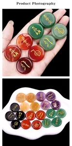 Vue macro des pierres d'énergie Reiki polies avec symboles dorés pour l'équilibre