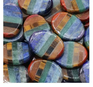 Detail van gepolijste ovale chakra-stenen met kleurrijke gelaagde edelsteen mineralen