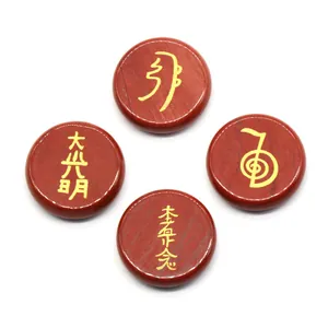 Lot de quatre pierres d'énergie Reiki en jaspe rouge avec symboles dorés gravés