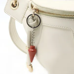 Eleganter Naturkristall-Steinanhänger an einer beigefarbenen Leder-Gürteltasche