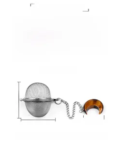 Detailweergave van de tijgeroog maan hanger en roestvrijstalen thee-ei filter