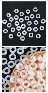 Dettaglio macro di perline di agata bianca 12mm con superficie liscia e semitrasparente