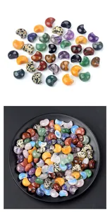 Variedad de piedras de cristal natural de 15 mm en forma de luna en una bandeja