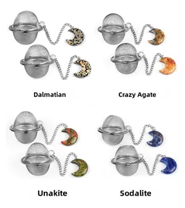 Detail van maanvormige kristallen hangers en roestvrijstalen thee-ei ballen