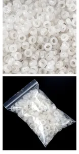 Dettaglio macro di perline di agata bianca 12mm e perline confezionate per gioielli