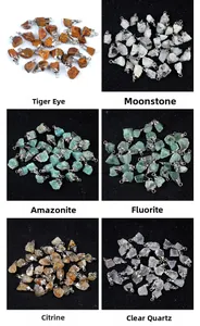 Detailset von rohen Kristallanhängern mit versilberten Ösen in verschiedenen Mineralien