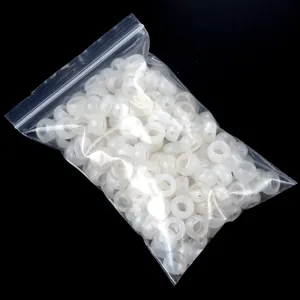 Pila di perle in agata bianca traslucida da 12mm con foro grande su sfondo nero