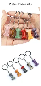 Vue détaillée de porte-clés en cristal naturel et agate en forme d'os avec anneaux métalliques