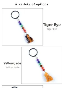 Detail van tijgeroog en gele jade chakra kat sleutelhangers met natuurstenen snijwerk