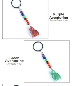 Macro-opname van katvormige chakra-steenhangers aan sleutelhangers met zeven chakra-kralen