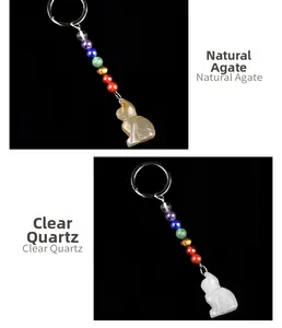 Detail van natuurlijke agaat en bergkristal kattenhangers met kleurrijke chakra steenkralen