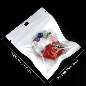 Portachiavi con perle chakra colorate e ciondolo a cuore rosso, dimensioni 8x6cm