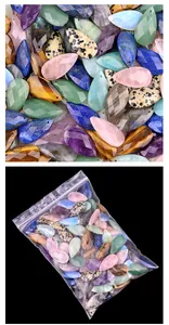 Macro-opname van gefacetteerde natuursteen druppelkralen voor sieraden DIY-projecten