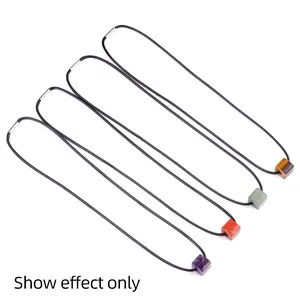 Anhänger aus Amethyst und Achat in Würfelform an schwarzen Kordeln im minimalistischen Design