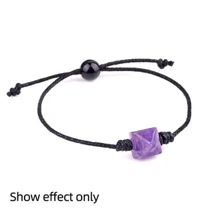 Handgefertigtes schwarzes Kordelarmband mit lila Naturstein-Pyramide und Perlenverschluss