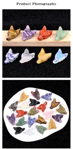 Dettaglio macro di figurine a testa di lupo in pietre naturali intagliate a mano su base di legno