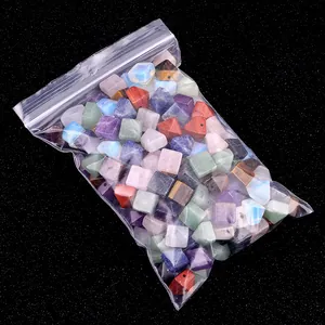 Mix aus 10mm Pyramiden-Naturkristallsteinen im Beutel auf schwarzem Grund