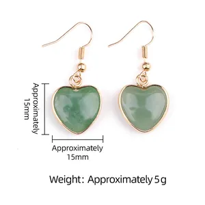 Groene agaat hart oorbellen met gouden metalen haken en een hanger van 15 mm groot